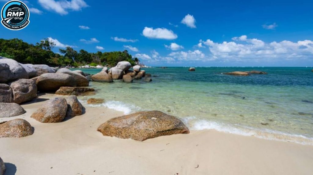 Pantai Trikora Bintan dengan pasir putih dan laut biru jernih