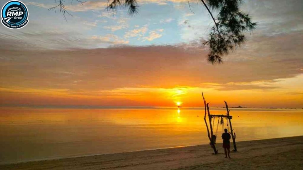 Wisatawan menikmati suasana tenang di Pantai Trikora Bintan