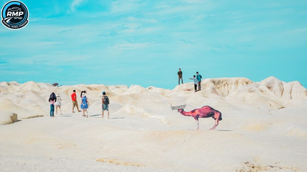Gurun Pasir Busung Bintan dengan hamparan pasir luas