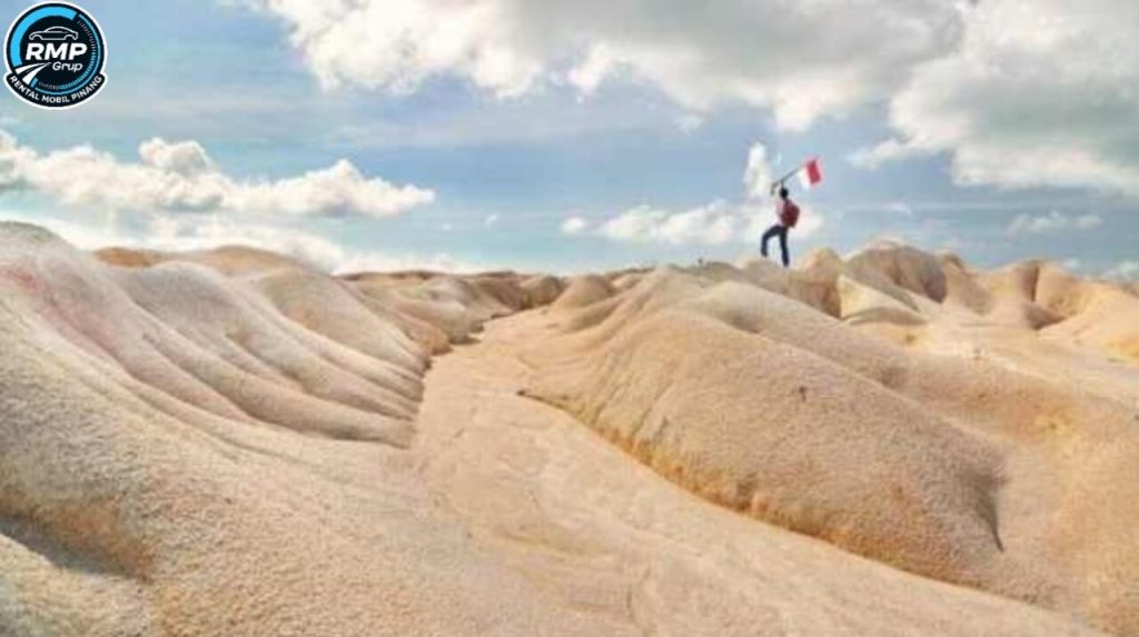 Wisatawan menikmati suasana Gurun Pasir Busung Bintan