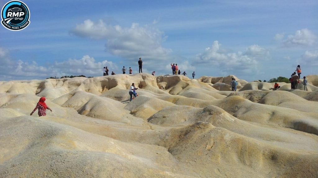 Pemandangan Gurun Pasir Busung Bintan dari kejauhan