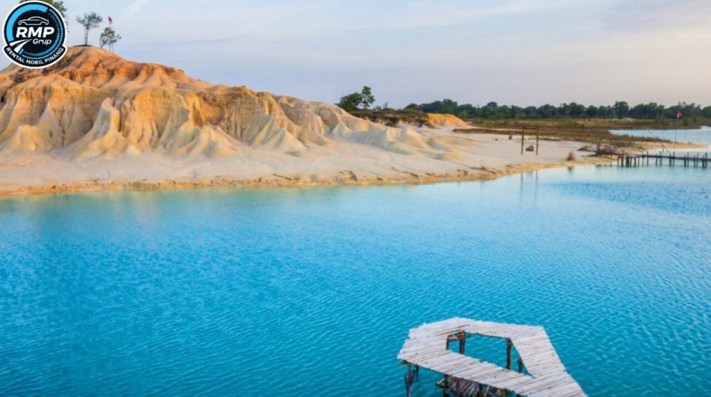 Perubahan warna air Danau Biru Busung Bintan saat cuaca cerah